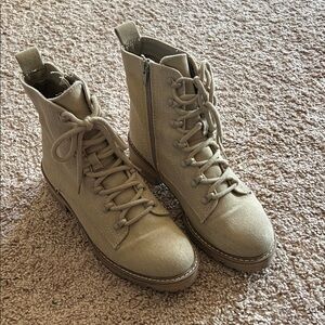 Universal Thread Beige Lace-Up Boots